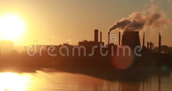 4K污染工业烟囱火力发电厂的烟雾工业景观工厂景观视频的预览图