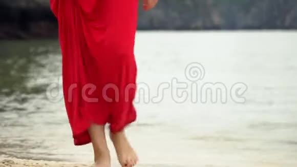 微笑的女人沿着岛上的海岸走一个海湾里岛上的女人女人脸贴紧那个女人视频的预览图
