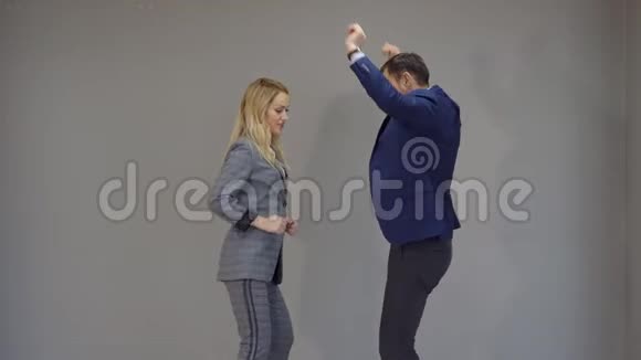 商业伙伴在跳舞标志着在孤立的灰色背景下的成功交易视频的预览图