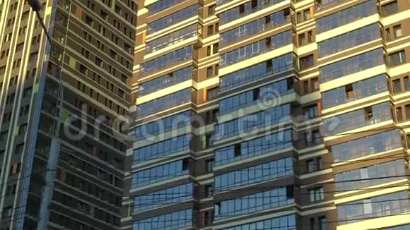 沿着高楼大厦行驶视频的预览图