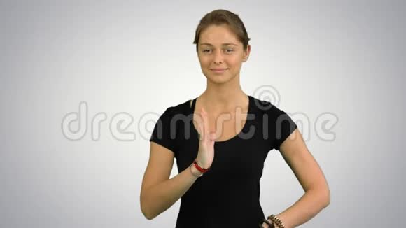 女人用NamasteMudra的手势冥想闭着眼睛看着白色的背景视频的预览图