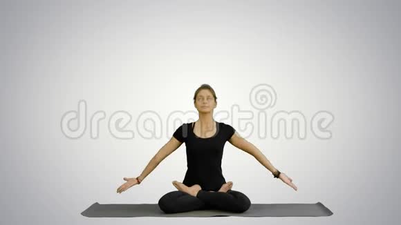 女人在白色背景上做莲式瑜伽用手做手势视频的预览图