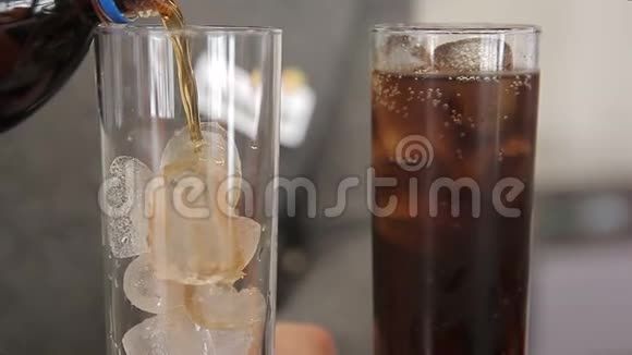 酒吧老板把苏打水倒入一杯冰中视频的预览图