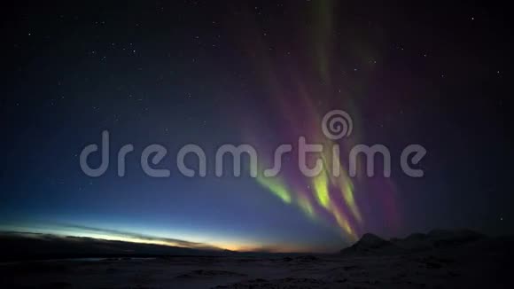 北极景观中的北极光斯瓦尔巴特根视频的预览图