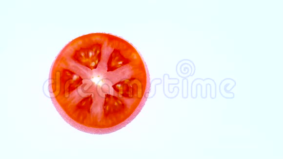 从红色番茄横截面上方的一个顶部视图的一半框架旋转转盘隔离在白色上视频的预览图