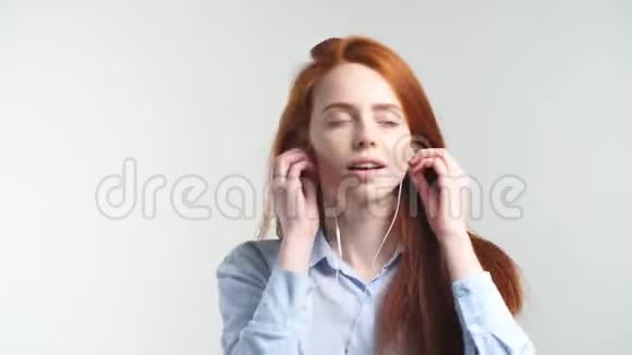 红发女孩听音乐视频的预览图