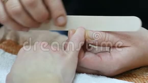 在美容师做美甲的女人指甲在美容师里锯女人手部和指甲护理视频的预览图