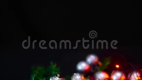 圣诞球和灯闪烁的镜头与猫玩圣诞节视频的预览图