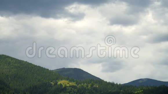 有森林的山美丽蓝天伴云的自然延时景观视频的预览图