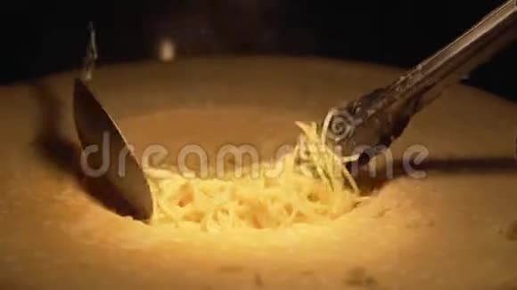 用奶酪煮意大利面条视频的预览图