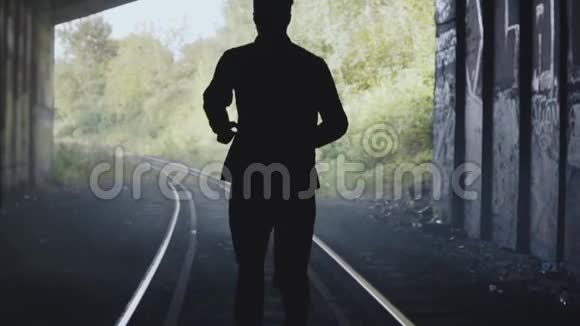 慢动作男子剪影运行在火车轨道上后景摘要背景结尾镜头为了追求自由视频的预览图
