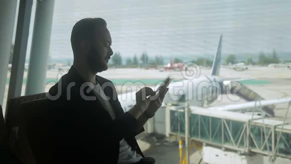 在机场旅客在窗口检查机票和护照视频的预览图