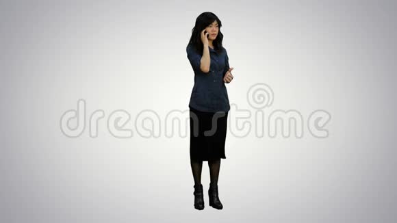 愤怒的亚洲商界女性在白色背景下打电话视频的预览图