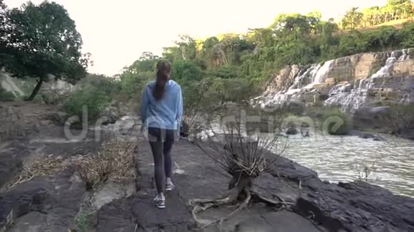 旅游业在越南达拉特的Pongour瀑布附近散步的运动女子视频的预览图