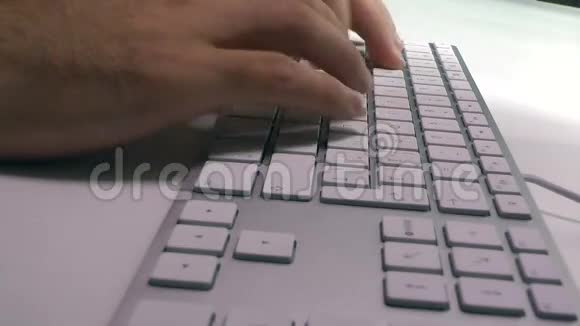 在键盘上写字视频的预览图