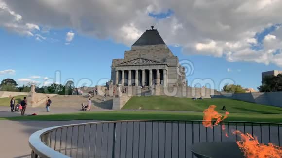 在墨尔本杜莉镇的纪念神宫展示了火焰视频的预览图