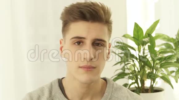 年轻男子在美发沙龙发型后在镜头中摆姿势一位留着新发型的嬉皮士视频的预览图