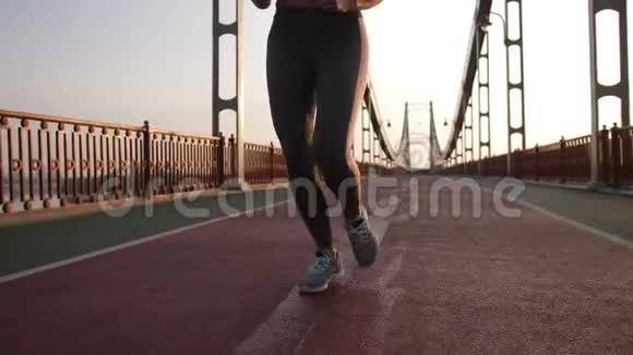 肌肉发达的女性腿在桥上奔跑视频的预览图