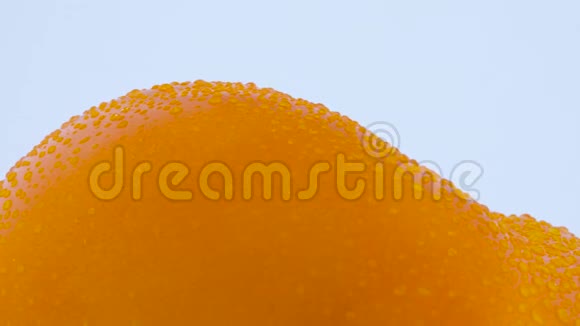 用水滴大黄番茄上部的宏观拍摄在转盘上慢慢旋转隔离在视频的预览图