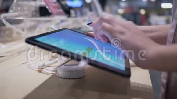 测试小工具客户在电子商店使用带有触摸屏的现代平板电脑视频的预览图