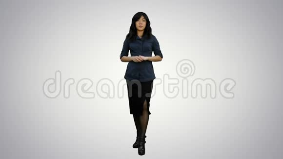 年轻迷人的亚洲女人对着镜头说话呈现一些白色背景的东西视频的预览图