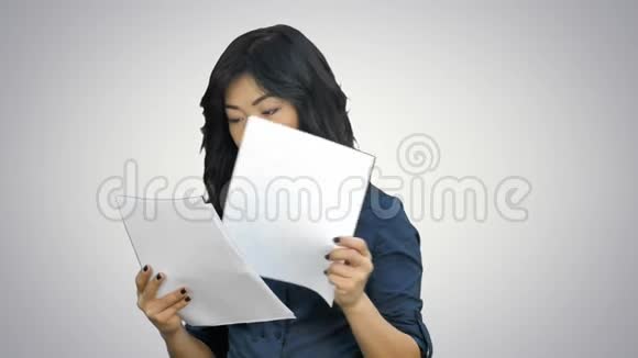 亚洲商界女性手里拿着白色背景的文件视频的预览图