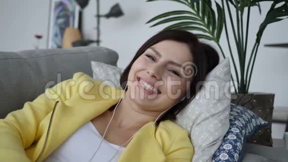 躺在家里沙发上的美女在线视频聊天视频的预览图
