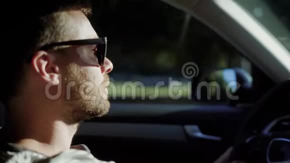 一个人正在开一辆现代汽车一个长着胡须的英俊男子戴着防晒眼镜自信地骑着马视频的预览图