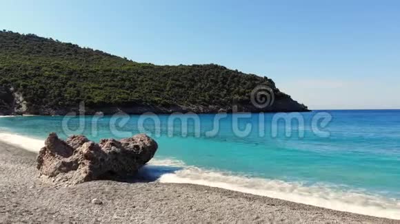 美丽的埃维亚岛海滩希腊海湾有绿松石悬崖脚下有蓝色的水在悬崖中间视频的预览图