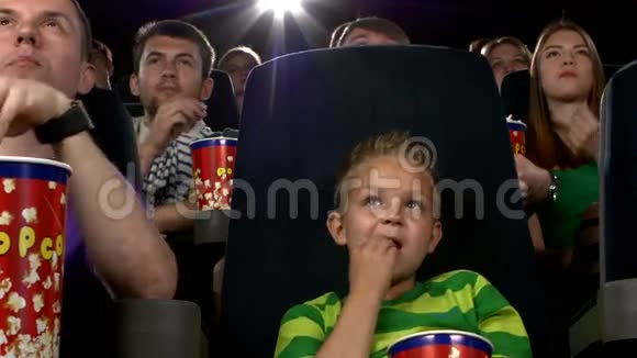 吃爆米花看电影的小男孩视频的预览图