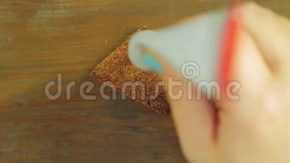 一只手握着一管烹饪用的颜料在巧克力饼干上画着带有红色颜料的滑稽杯子视频的预览图