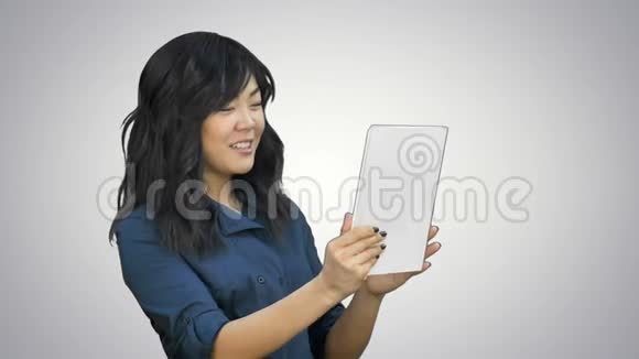 亚洲商务女性在白色背景下使用平板电脑聊天视频的预览图