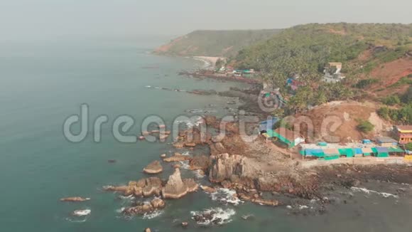 鸟瞰果阿的美丽自然靠近Arambol海滩的洛基海岸印度视频的预览图