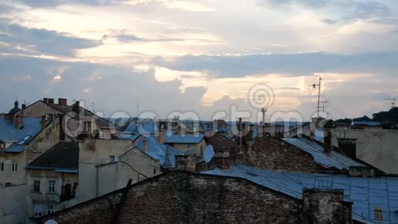 城市旧房子屋顶的景色移动的相机日落时美丽的云彩视频的预览图