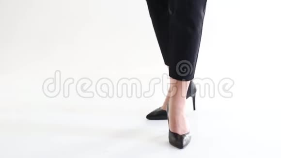 穿黑鞋的女孩走在白色工作室视频的预览图