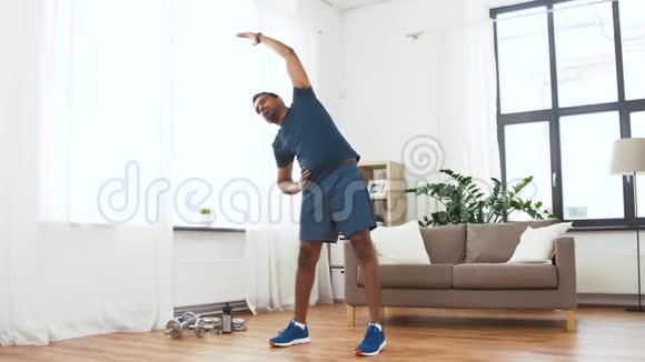 印度男人在家里锻炼和学习视频的预览图