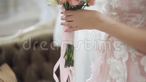 一个穿着婚纱的年轻女孩拿起一束婚礼花束特写视频的预览图