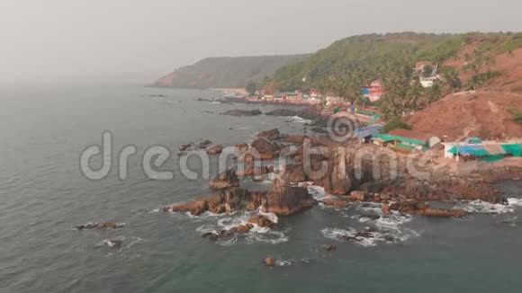 鸟瞰果阿的美丽自然靠近Arambol海滩的洛基海岸印度视频的预览图