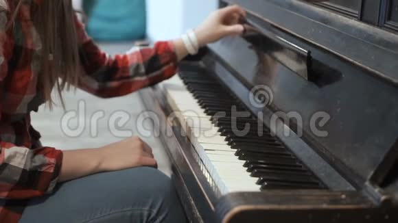 女性轻轻地触摸钢琴中的音乐视频的预览图