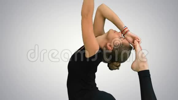 女人做伸展运动在白色背景下练习瑜伽视频的预览图