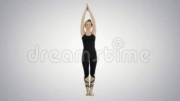 美丽的女人以战士的姿势做瑜伽白色背景的维拉布哈德拉萨纳视频的预览图