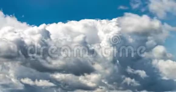 雨前多风天气的几个积云蓬松卷曲卷云层的时间间隔剪辑视频的预览图
