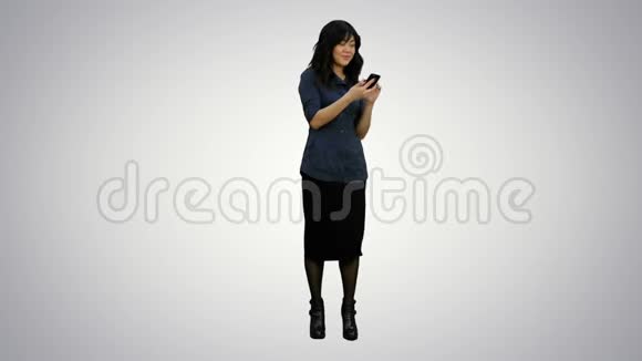 美丽的亚洲女孩在白色背景下一边听音乐一边唱歌跳舞视频的预览图