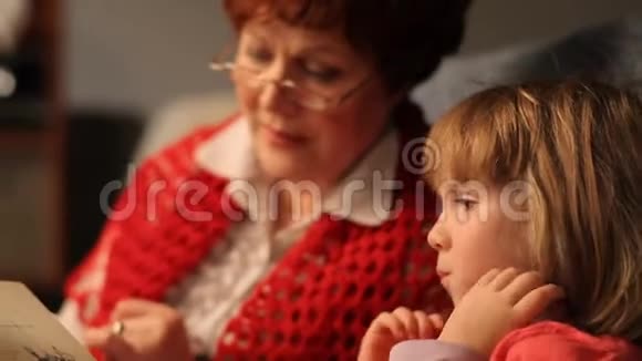祖母给她的小孙女读了一个故事视频的预览图
