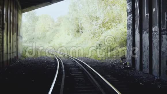 慢动作在铁路上向前奔跑的人后景抽象剪影镜头追随梦想的概念视频的预览图