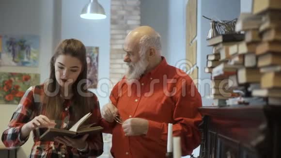 小女孩和爷爷一起读有趣的书视频的预览图