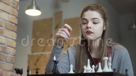 小女孩承认自己在象棋比赛中失败了视频的预览图