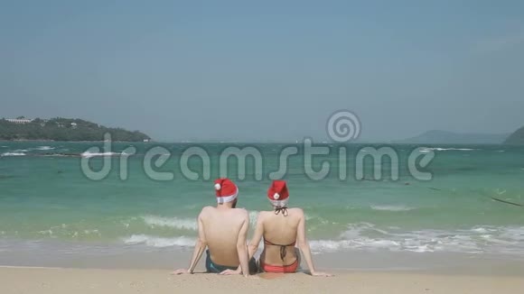 夏天一对年轻夫妇正在海边拥抱视频的预览图