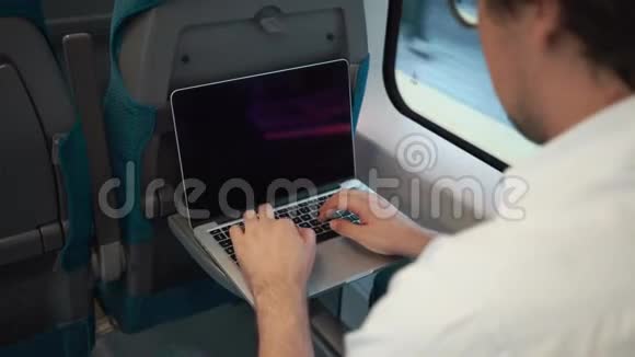 商人在火车上班的路上用他的笔记本电脑视频的预览图