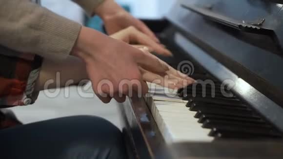 专业钢琴家教授学生弹钢琴视频的预览图